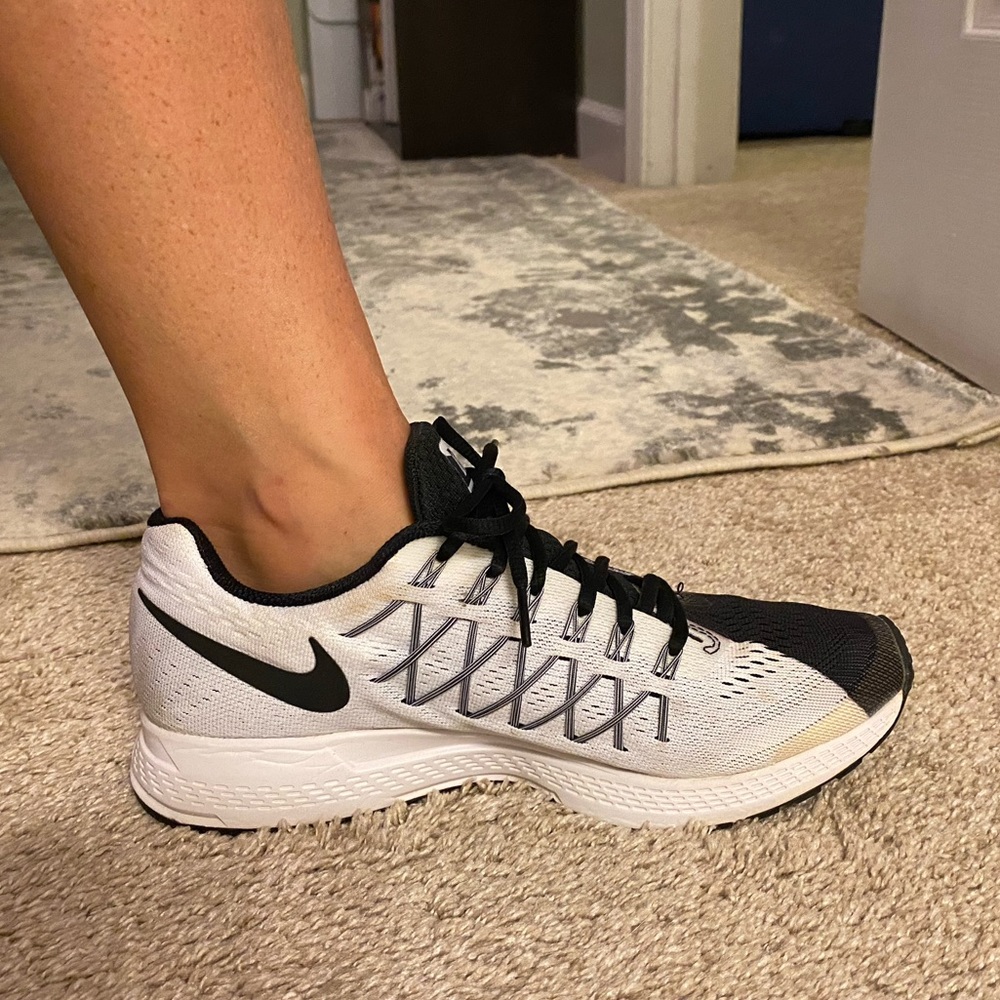 Black and White Nike Dos Tennis Shoes